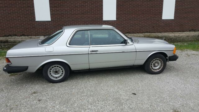 Mercedes-Benz 300-Series 1978 image number 13