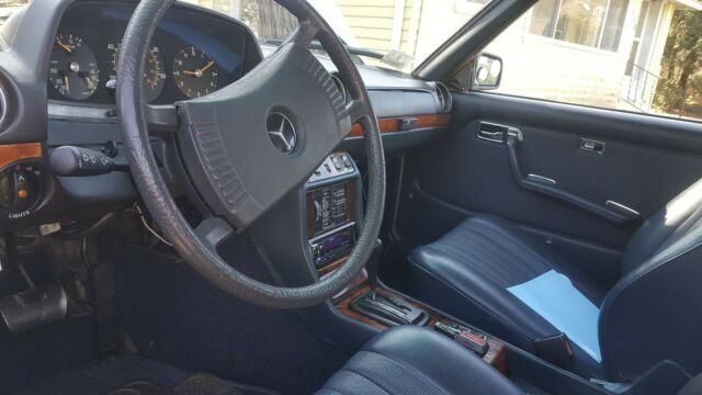 Mercedes-Benz 300-Series 1978 image number 17