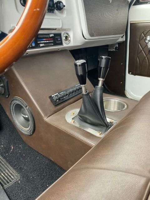 Chevrolet Suburban 1969 image number 25