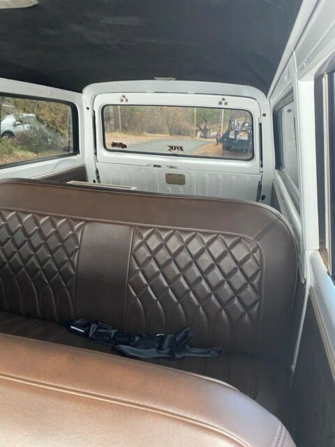 Chevrolet Suburban 1969 image number 26