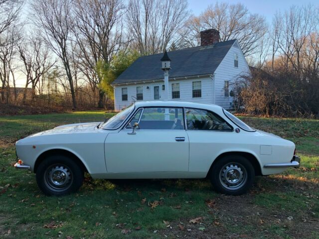 Alfa Romeo GTV 1972 image number 4