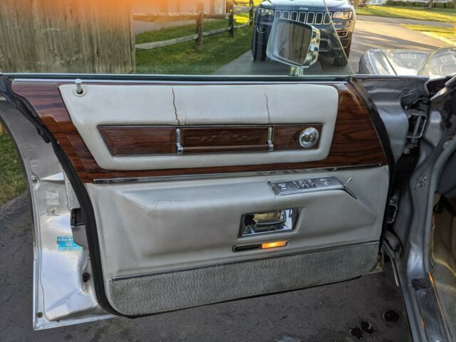 Cadillac Fleetwood 1976 image number 10