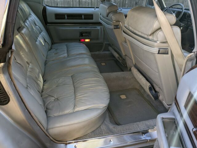 Cadillac Fleetwood 1976 image number 17