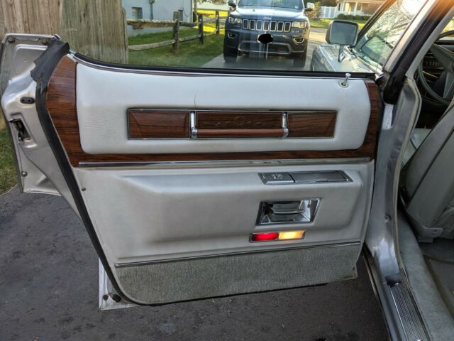 Cadillac Fleetwood 1976 image number 34