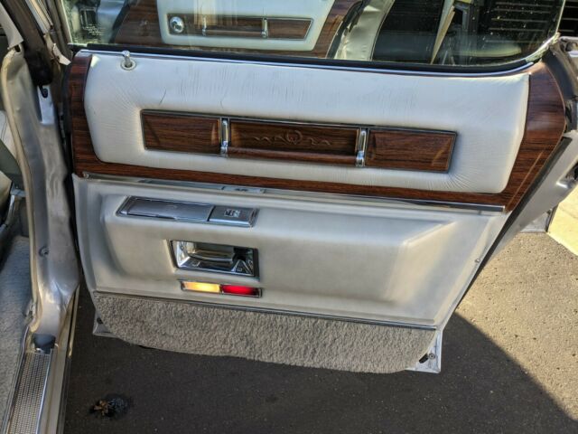 Cadillac Fleetwood 1976 image number 36
