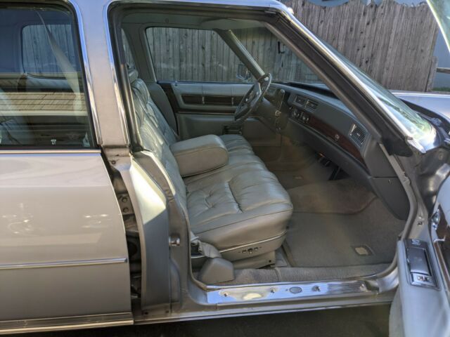 Cadillac Fleetwood 1976 image number 38