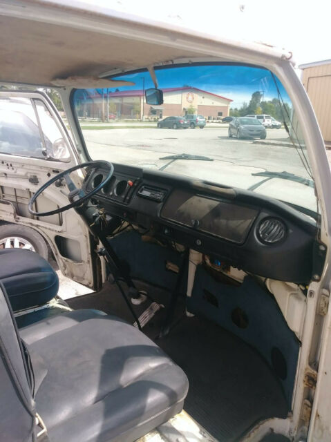 Volkswagen Bus/Vanagon 1975 image number 34