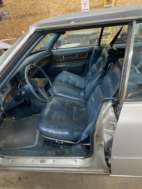 Cadillac DeVille Sedan 1975 image number 8