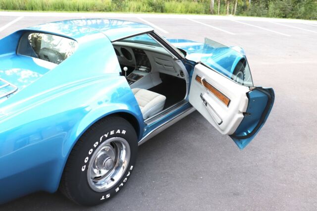 Chevrolet Corvette 1976 image number 14