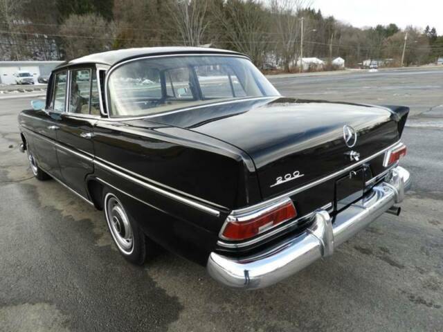 Mercedes-Benz 200 class 1966 image number 47
