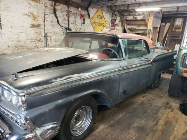 Ford Galaxie Skyliner 1959 image number 2