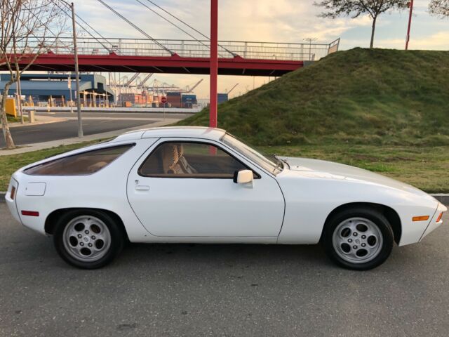 Porsche 928 1978 image number 1