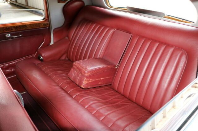 Rolls-Royce Silver Dawn 1954 image number 14