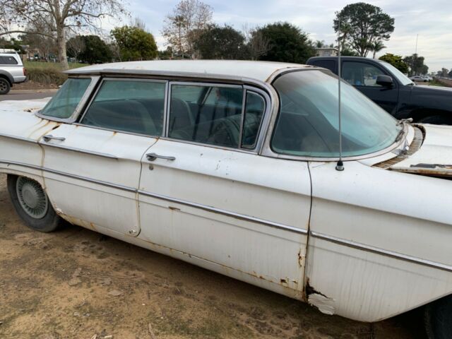 Oldsmobile Ninety-Eight 1960 image number 12