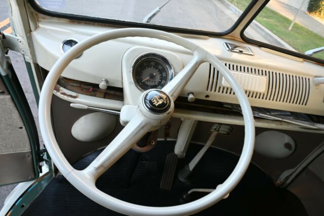 Volkswagen Bus/Vanagon 1965 image number 25