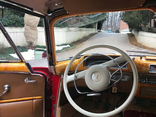 Mercedes-Benz 200-Series 1960 image number 10