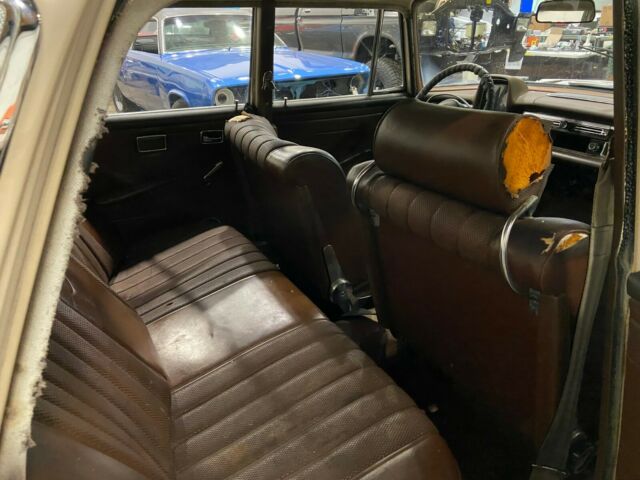 Mercedes-Benz 200-Series 1968 image number 44