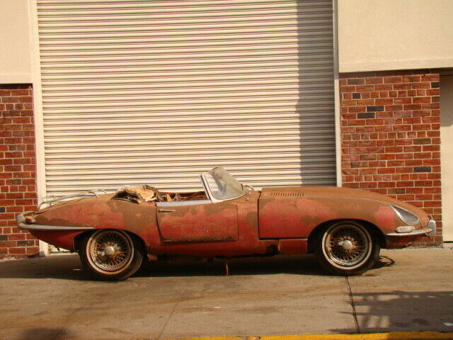 Jaguar E-Type 1964 image number 1