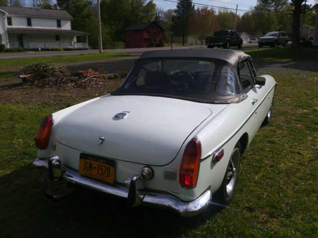 MG MGB 1972 image number 20