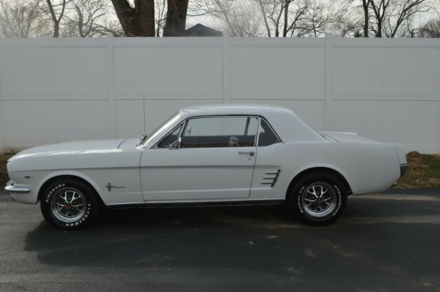 Ford Mustang 1966 image number 25