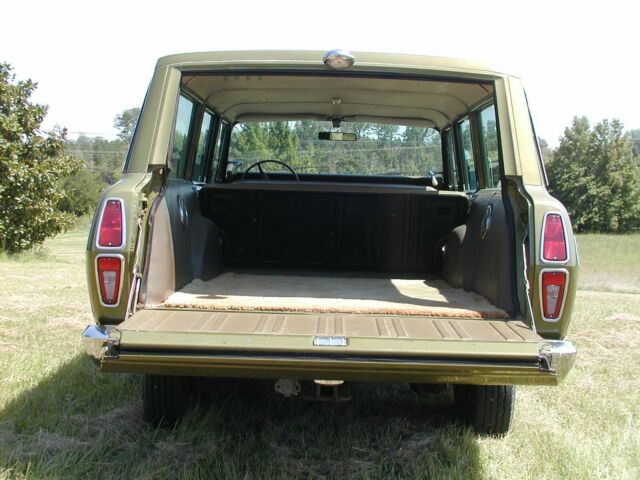 International Harvester Travelall 1973 image number 12
