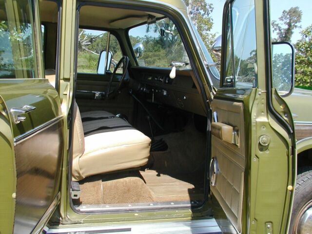 International Harvester Travelall 1973 image number 14