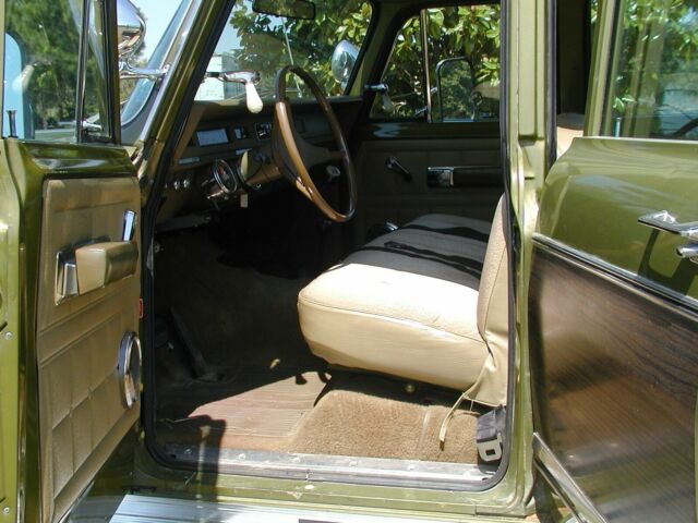 International Harvester Travelall 1973 image number 9