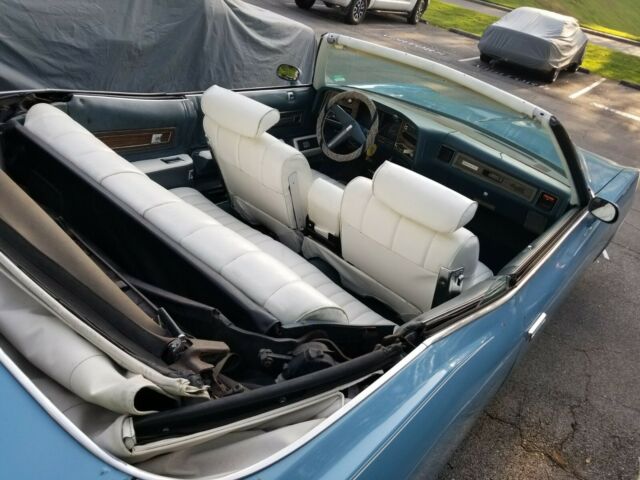Pontiac Grandville 1975 image number 14