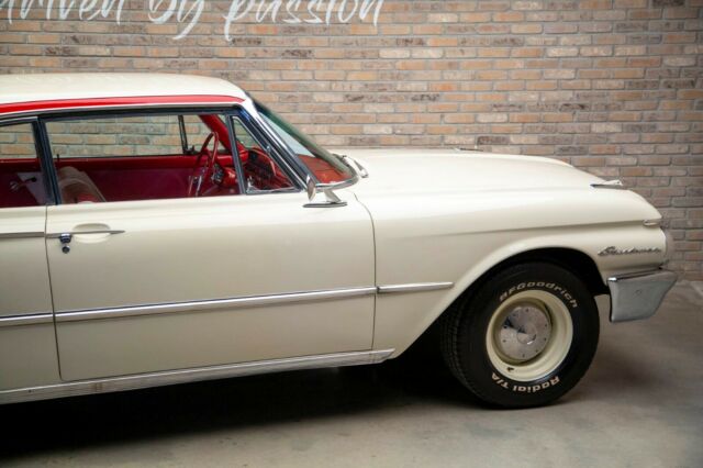 Ford Galaxie 1961 image number 30