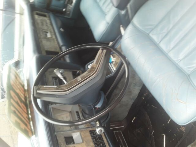 Lincoln Versailles 1977 image number 4