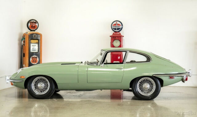 Jaguar E-Type 1969 image number 1