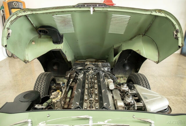 Jaguar E-Type 1969 image number 12