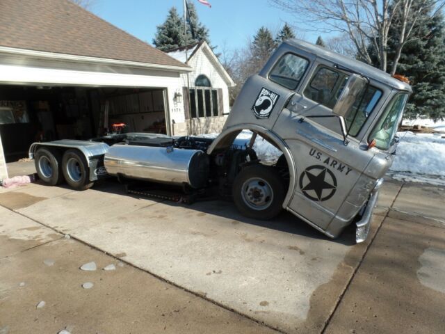 Ford C700 1961 image number 2