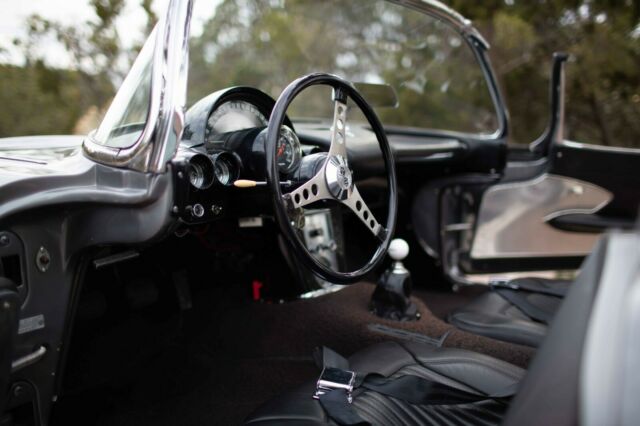Chevrolet Corvette 1960 image number 25