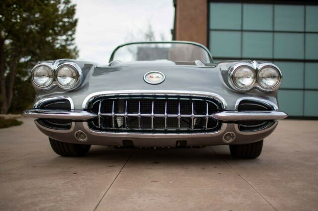 Chevrolet Corvette 1960 image number 28