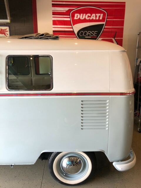 Volkswagen Bus/Vanagon 1973 image number 13