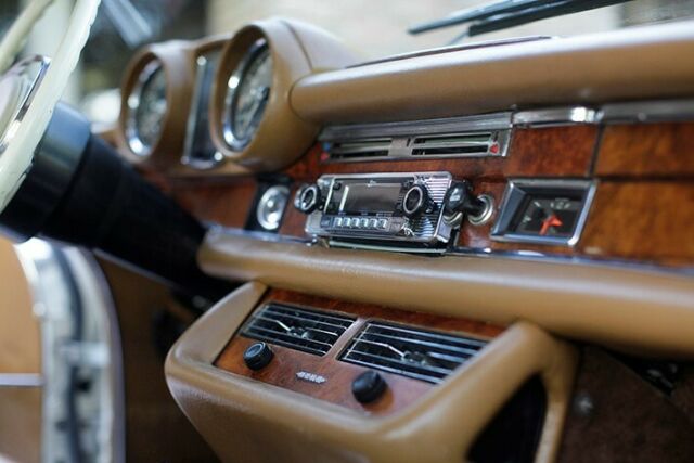 Mercedes-Benz 280 SE 3.5 1970 image number 17