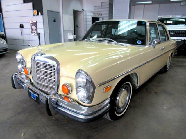 Mercedes-Benz 200-Series 1972 image number 14