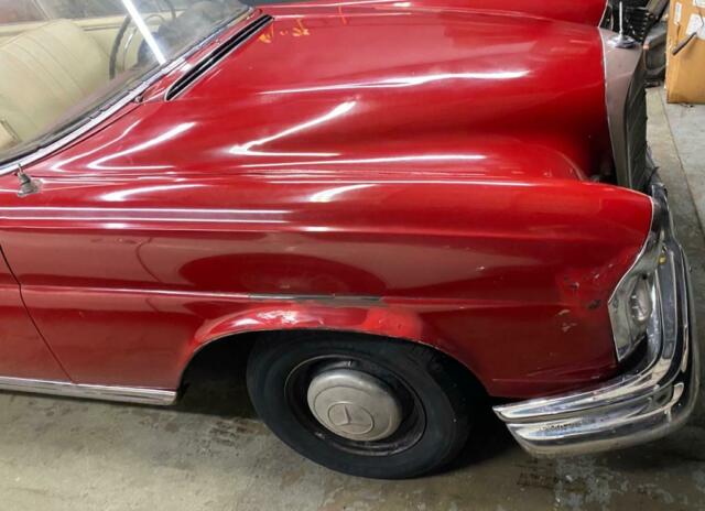 Mercedes-Benz 200-Series 1965 image number 12