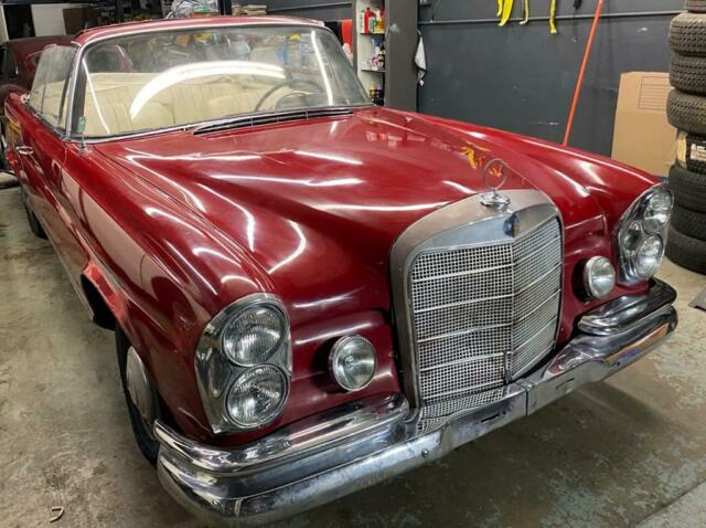 Mercedes-Benz 200-Series 1965 image number 17