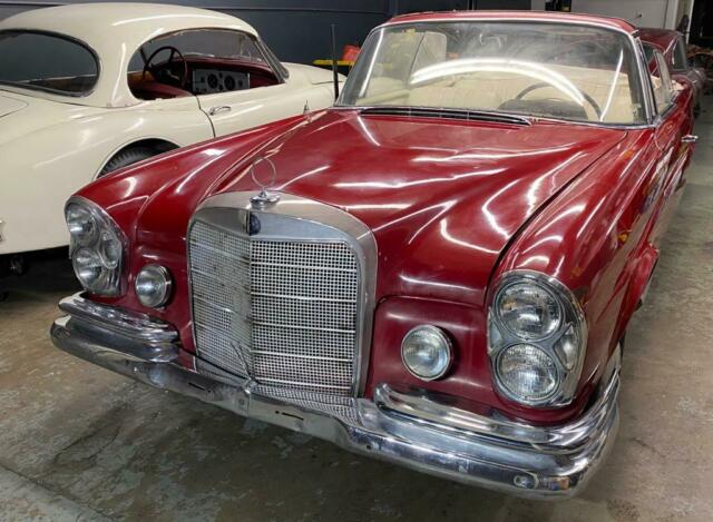 Mercedes-Benz 200-Series 1965 image number 2