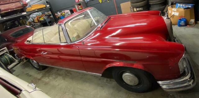 Mercedes-Benz 200-Series 1965 image number 20