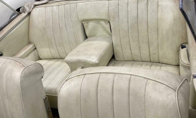 Mercedes-Benz 200-Series 1965 image number 27
