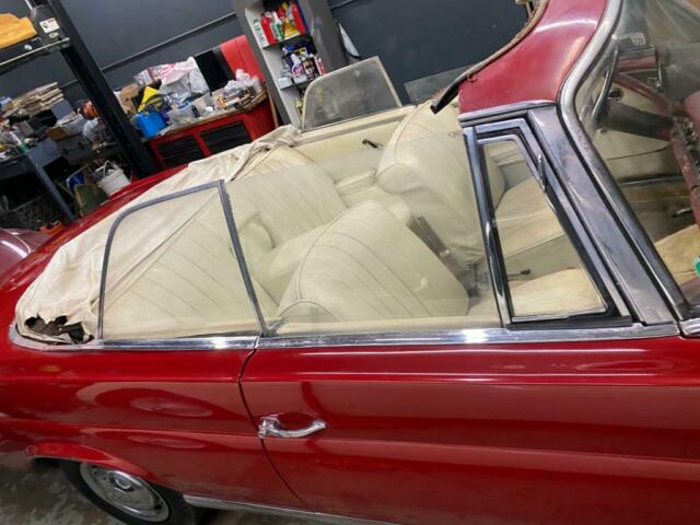 Mercedes-Benz 200-Series 1965 image number 29