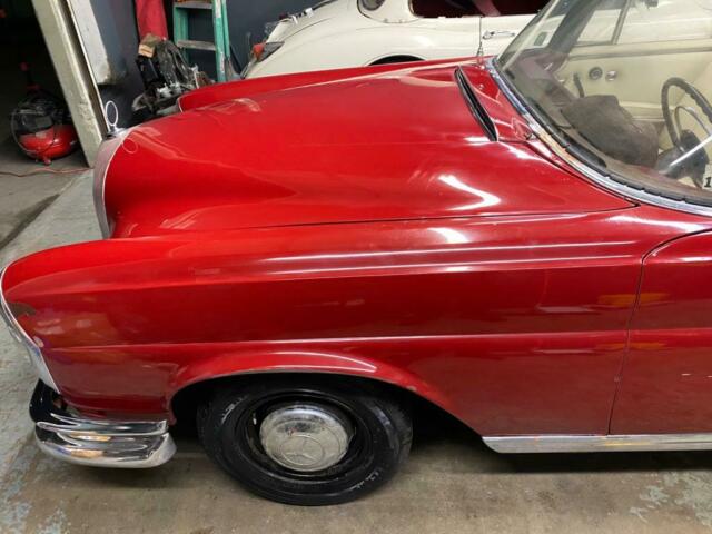 Mercedes-Benz 200-Series 1965 image number 5