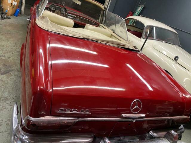 Mercedes-Benz 200-Series 1965 image number 8