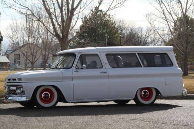 GMC Suburban 1966 image number 1