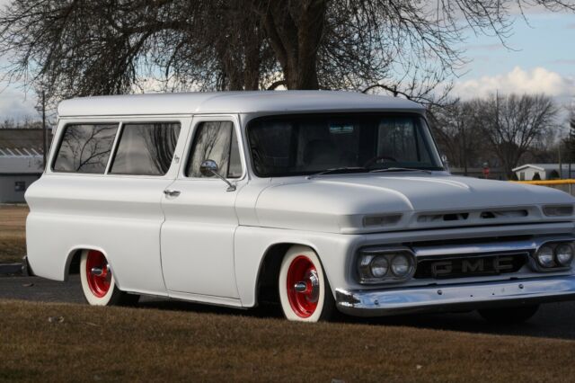 GMC Suburban 1966 image number 10