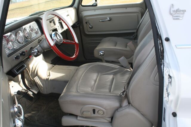 GMC Suburban 1966 image number 17