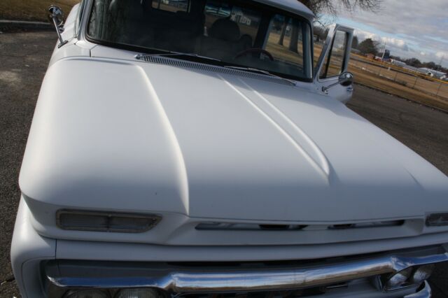 GMC Suburban 1966 image number 18